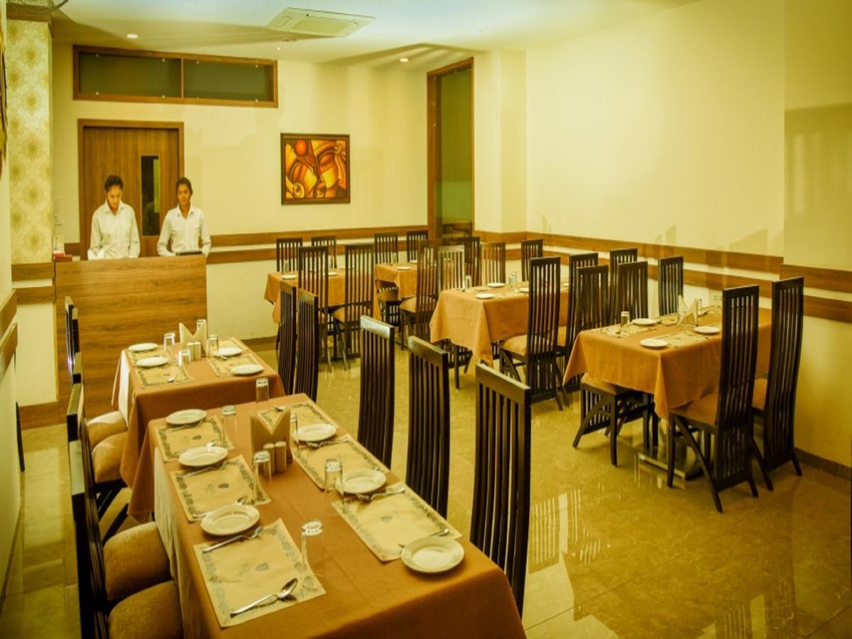 Royal Inn Khandwa Exterior photo